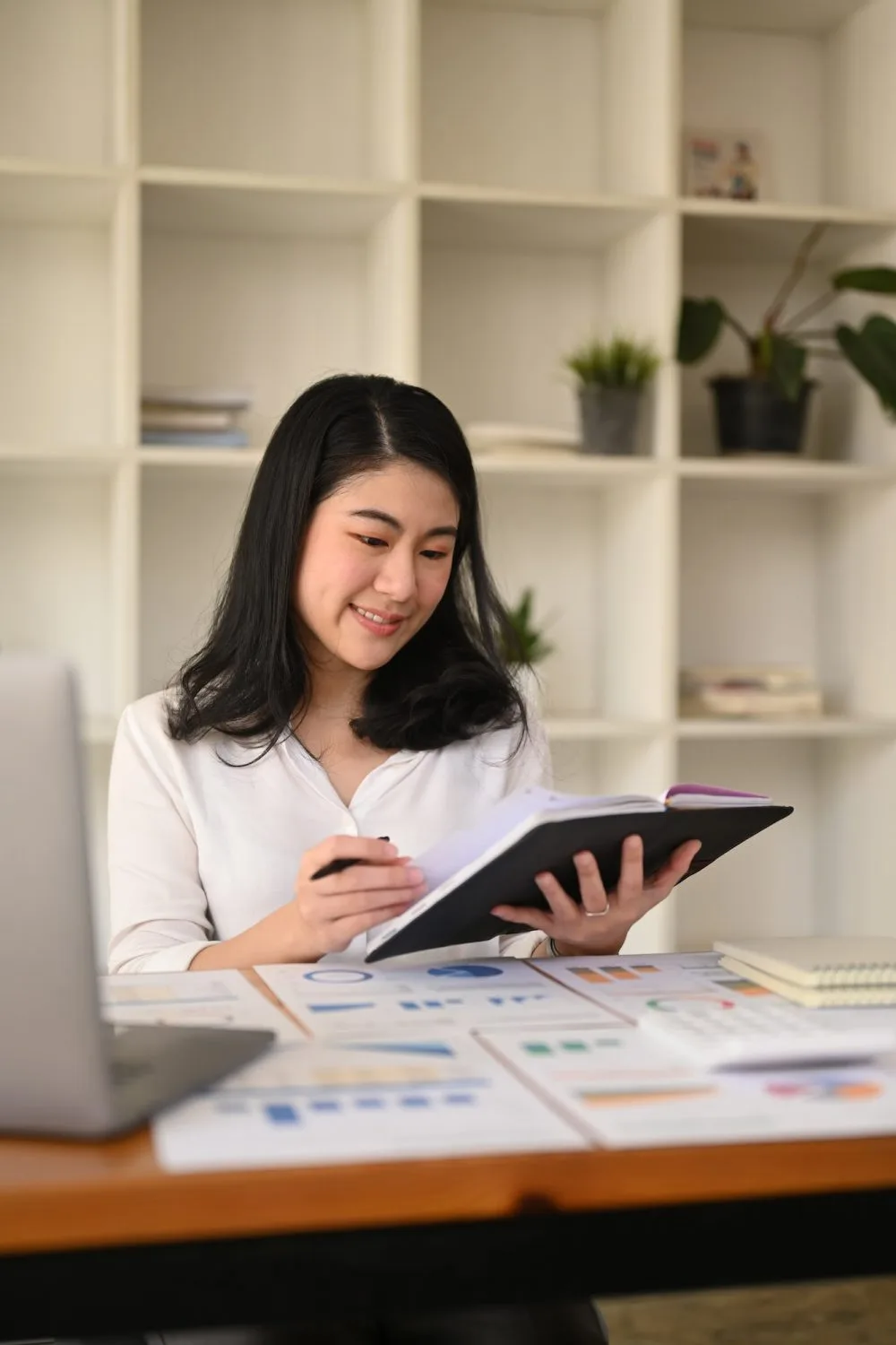attractive-young-businesswoman-working-with-laptop-and-document-at-corporate-office–e1670796374357.jpg attractive-young-businesswoman-working-with-laptop-and-document-at-corporate-office--e1670796374357.jpg